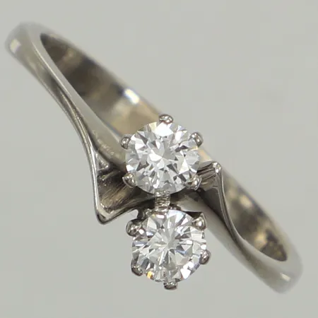 Ring diamanter totalt 0,45ct enligt gravyr, stl 18¼, bredd 1,1-7,7mm, vitguld, 18K  Vikt: 3 g