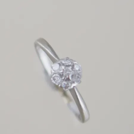 Ring Platina 0,25ct, Ø 18 mm, blommans bredd 6,5 mm, skenan avklippt Vikt: 2,6 g