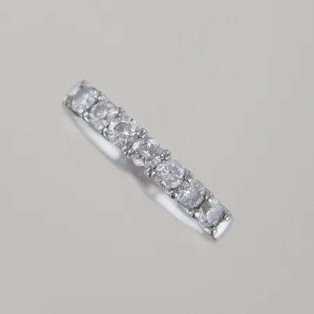Ring med diamanter 7 x 0,05ct, Ø 17 mm, bredd 3 mm, 18K Vikt: 3,9 g