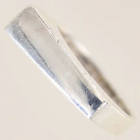 Ring, stl: 17¼, bredd: 3,7-5,7mm, silver 925/1000 Vikt: 4,3 g