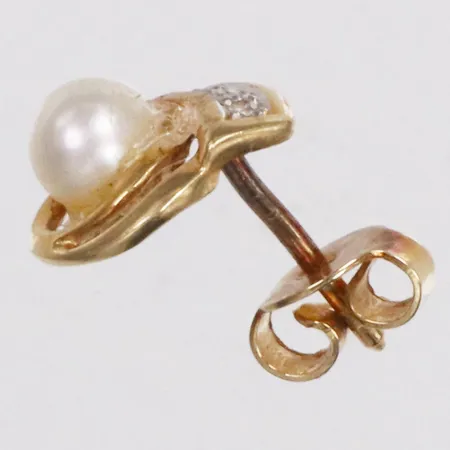 Örhänge, udda, diamter 2xca0,0,3ct, odlade pärla, skev och missfärgad på stift, 18K   Vikt: 0,9 g