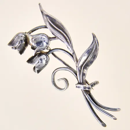 Brosch med dekor av blomma, 50x24mm, bucklig, silver 830/1000 Vikt: 4,8 g
