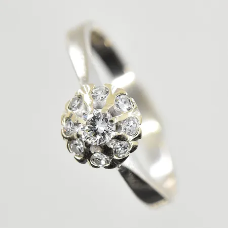 Carmoséring med diamanter 1x015ct, 8x0,02ct, stl 17½, bredd 2-8 mm, vitguld, 18K. Vikt: 3,7 g