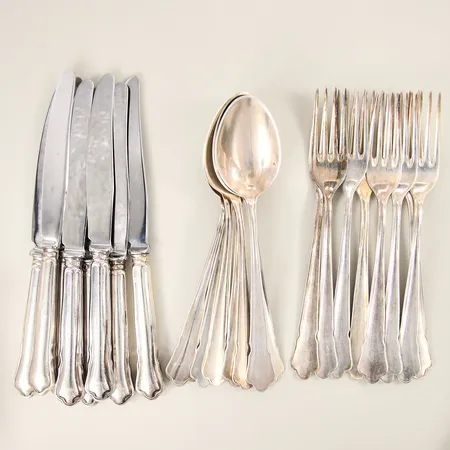 Silverbestick, 8 Matskedar, 8 förättsgafflar, 8 förättsknivar, etuier, silver 830/1000 Vikt: 1110,6 g