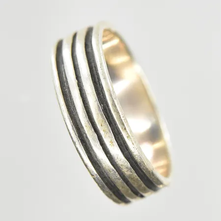 Ring, stl 20, bredd 7 mm, 835/1000 silver. Vikt: 5,6 g