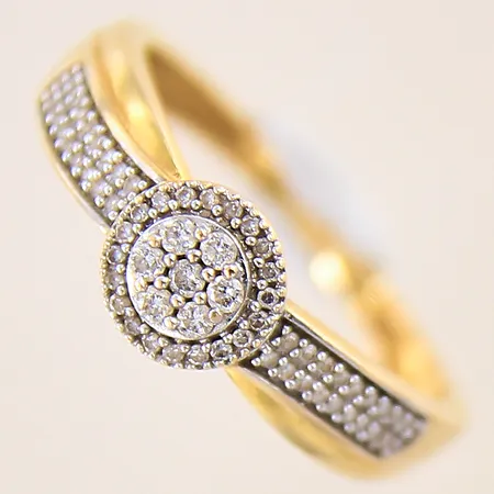 Ring med diamanter ca 56 x 0,005ct samt 7 x ca 0,01ct, stl 17, bredd 2-6mm, GHA, 18K Vikt: 2,3 g