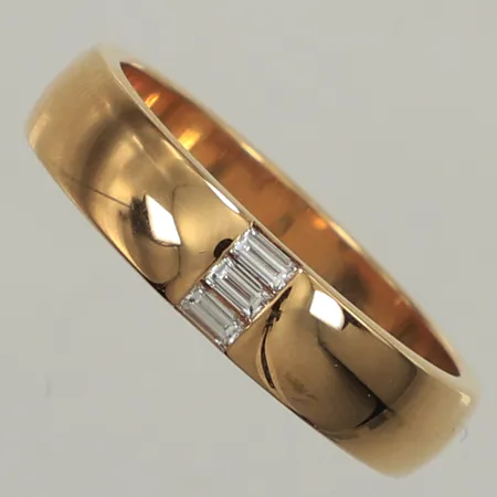 Ring, diamanter 3x ca 0,04ct, baguetteslipade, stl 17¼, bredd 4,5mm, 18K  Vikt: 5,4 g
