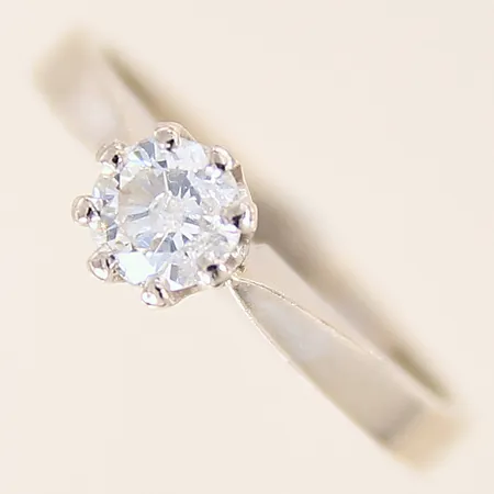 Ring med diamant 0,39ct enligt gravyr, kvalitet ca W(H)/P, stl 15¾, bredd 2,5-6mm, vitguld, diamant med skadad kulett, i behov av omrodiering, 18K  Vikt: 3,3 g
