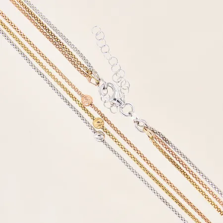 Collier treradigt, trefärgat, längd: 46-51cm, bredd: 5,5-1,3mm, något skev länk, GHA, silver 925/1000 Vikt: 9,3 g