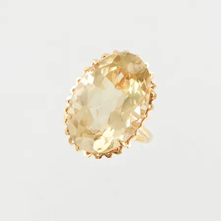 Ring med sten, stl 16, bredd ca 22mm framtill, 18K Vikt: 8,4 g