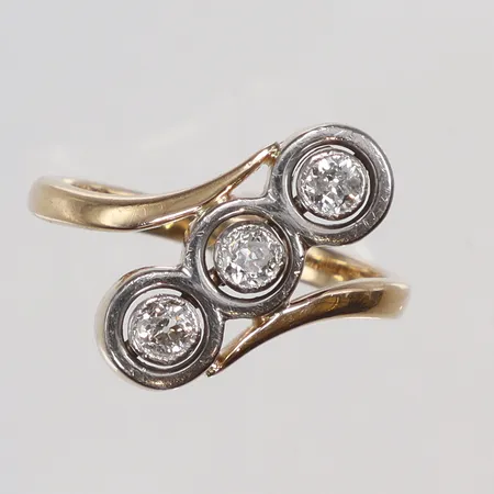 Ring med gammalslipade diamanter 3xca0,06-0,08ct stl 17¼ bredd 2-16mm, Art Deco-stil GUBC, 14K Vikt: 3,9 g