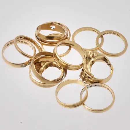 Diverse defekt guld, 18K, vikt 46,89g.
