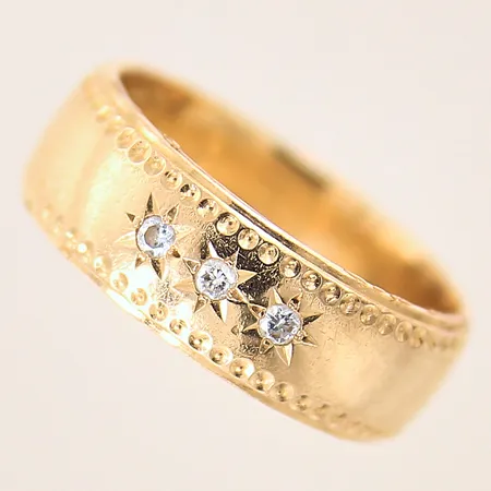 Ring med dekor samt diamanter 3 x ca 0,015ct, stl 16, bredd 6mm, gravyr, 18K  Vikt: 5,4 g