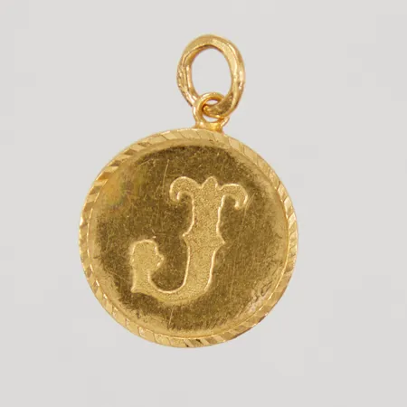 Hänge, bokstav J, längd inklusive ögla 24,5mm, Ø17,6mm, Thaiguld, 23K, 1 slung,  Vikt: 3,8 g