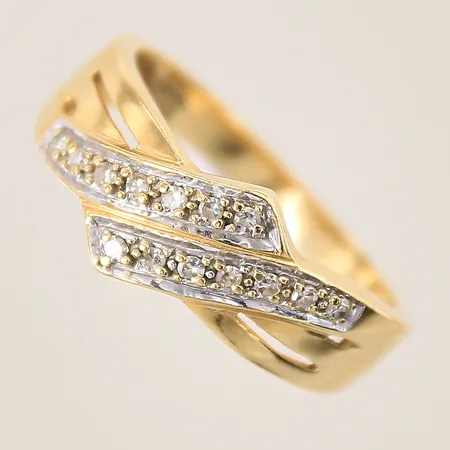 Ring med diamanter 14 x ca 0,01ct, stl 19, bredd 3-10mm, GHA, 18K  Vikt: 4,6 g