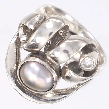 Ring med vit sten och pärla, stämplad RAB troligen Mario Rabinovich, stl 17¾, bredd 8-20mm, silver 925/1000 Vikt: 11 g