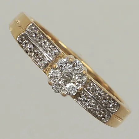 Ring diamanter 7 x ca 0,02ct, 20 x ca 0,005ct, stl 19¼, bredd 5,7mm, GHA, 18K  Vikt: 4,3 g