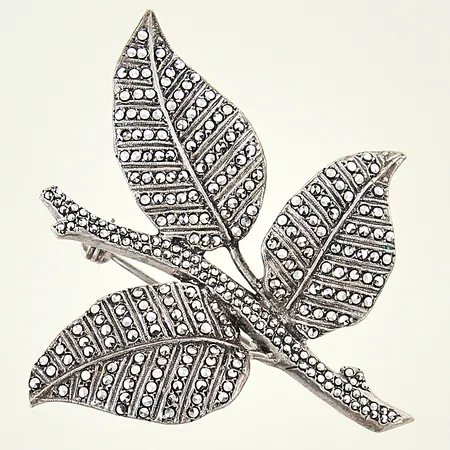 Brosch med bladdekor samt markasiter, Ø50mm, silver 830/1000 Vikt: 14,4 g