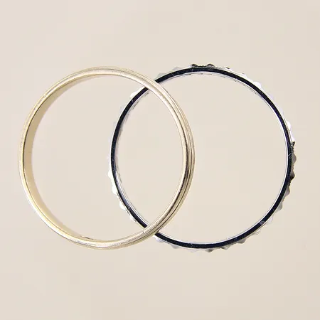 Ringar, två stycken, vitguld, gravyrer, 18K  Vikt: 5,6 g