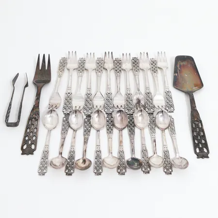 12 tårtgafflar, 12 kaffeskedar, 1 tårtspade, 1 serveringsgaffel, 1 sockertång, samtliga modell: Princess från CESON, silver 830/1000 Vikt: 453,4 g
