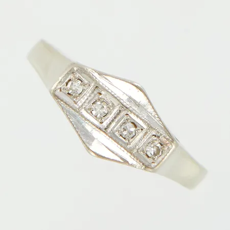 Ring vitguld med diamanter 4x0,01ct, stl 17, bredd framtill ca 7mm, behov av omrodinering, 18K Vikt: 3 g