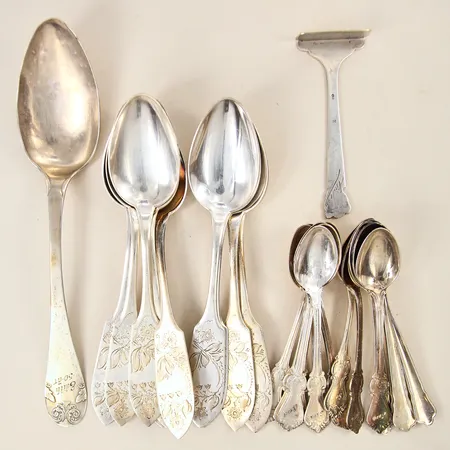 Bordsskedar, tio stycken, matskedar, en styck, teskedar, tre stycken, kaffeskedar 12 stycken, påpetare, en styck, gravyrer, bucklor, slitage, silver 830/1000 Vikt: 609,4 g