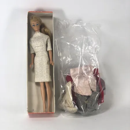 Docka, Barbie, omkring 1960, märkt: "Midge T.M. © 1962, Barbie®, © 1958 by Mattel, Inc. Patended, med "Ponytail", något missfärgad vid öronen, diverse kläder medföljer varav merparten Barbie-kläder, underdel av kartong medföljer Vikt: 0 g Skickas med paket.
