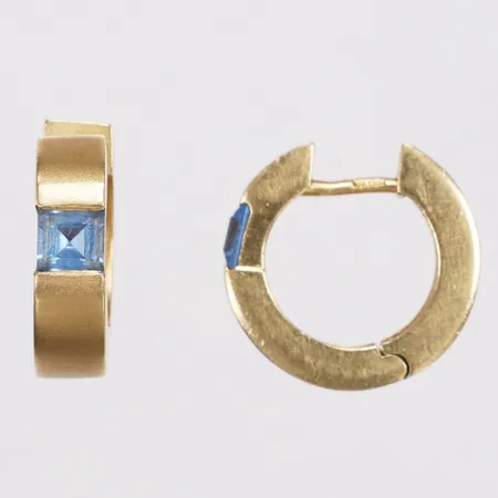 Ett par örhängen, blåa stenar, creoler, Ø 16,3mm, bredd 4,7mm, 18K Vikt: 7,5 g