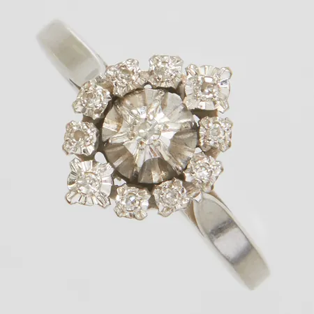 Ring, diamanter 11 x ca 0,005-0,02ct, stl 17½, bredd 1,5-12mm, vitguld, 18K Vikt: 3 g