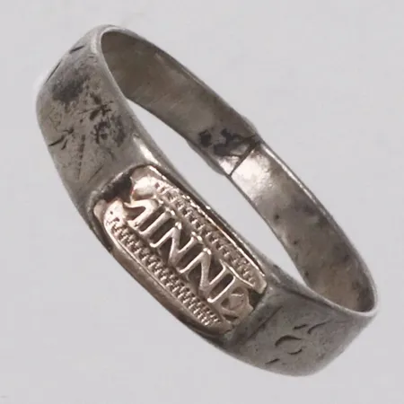 Ring, stl 14¾, bredd 2,4-4,4mm, gravyr, skev, silver Vikt: 1,3 g