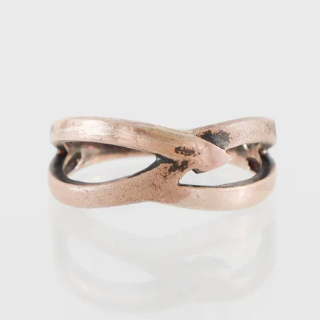 Ring, storlek 19 mm, bredd 2.7-8.7 mm, silver. Vikt: 3,8 g