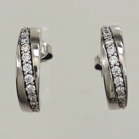 Ett par örhängen, vita stenar, längd 16,3mm, bredd 4,4mm, GHA, silver 925/1000 Vikt: 3,5 g