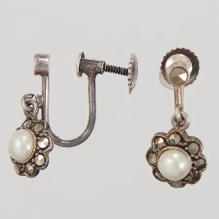 Ett par örhängen, längd ca 17mm, bredd 8,2mm, markasiter och imitationspärlor, ojämna, 835/1000 silver,  Vikt: 2,2 g