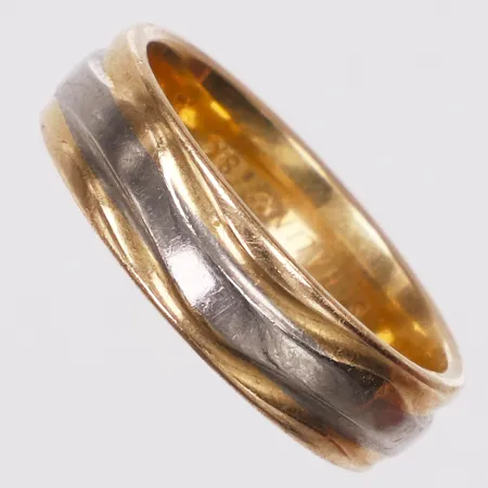 Ring, tvåfärgad, stl 15½, bredd 5mm, Schalin, gravyr, 18K  Vikt: 4,8 g