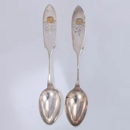 2 Kaffeskedar, hjortron, 11,9cm, Mema år 1995/99, skeva, gravyr, 830/1000 silver Vikt: 31,5 g