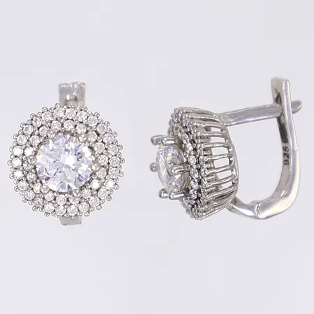 Ett par örhängen med vita stenar, Ø11mm, silver 925/1000 Vikt: 4,7 g