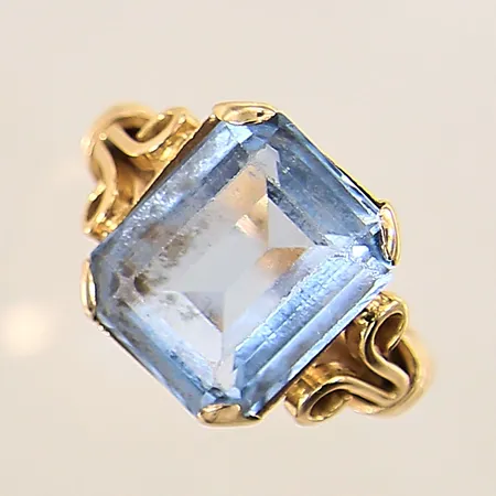 Ring med blå syntetisk spinell, stl 17, bredd 2-12, gravyr, sten med slitage, 18K  Vikt: 6 g