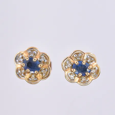 Ett par örhängen med vita och blåa stenar, Ø8 mm, 18K. Vikt: 1,8 g