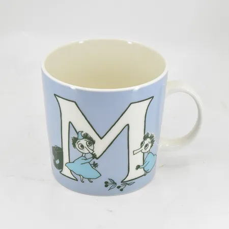 Muminmugg, Tofslan, Vifslan, Hemulen, bokstaven M i ABC-kollektionen, Arabia Finland, höjd 9 cm, Ø9 cm, 40 cl, porslin.
