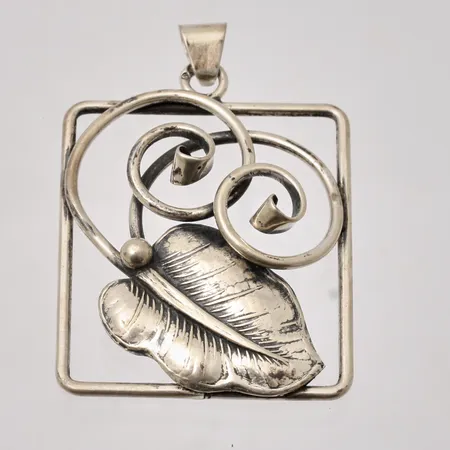  Hänge i silver, mått 31,8x46,3mm 830/1000, vikt 7,35g.