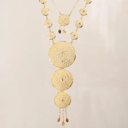 Collier med integrerade hängen samt genombruten dekor, längd 44cm, bredd 2-120mm, 21K  Vikt: 17,2 g