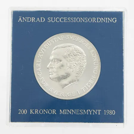 Minnesmynt, nominellt värde 200kr, Ø36mm, Sveriges Konung Carl XVI Gustaf - För Sverige i tiden, Ändrad successionsordning, år 1980, etui, silver 925/1000 Vikt: 27 g