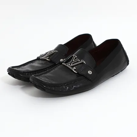 Ett par skor, Louis Vuitton, "Hockenheim Moccasin" stl 9, svart lackläder med svarta stickningar, LV logga i silverfärgad metall samt svart emalj, sula i svart gummi, märkta Louis Vuitton Paris, dustbag, bruksskick, fläckar.  Skickas med postpaket.