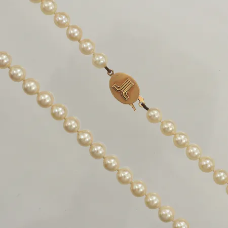Pärlcollier med odlade pärlor Ø6mm, 46cm, lås med gravyr, Region Stockholm-logga, 18K bruttovikt: 24,4g