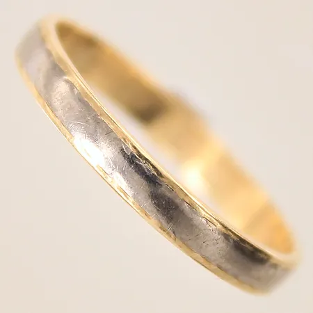 Ring, stl 20, bredd 3mm, vitguldsdetaljer, gravyr, 18K  Vikt: 3,1 g