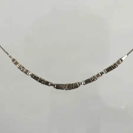 Collier, längd 41cm, bredd 1,1-4,9mm, saknar ögla vid lås, silver  Vikt: 4,5 g