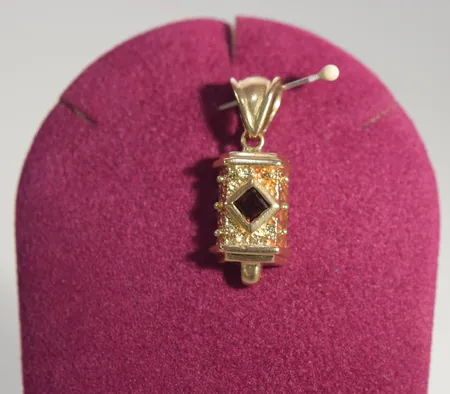 1hänge m sten14k 3,4 gr L 2,5 cm Vikt: 3,4 g