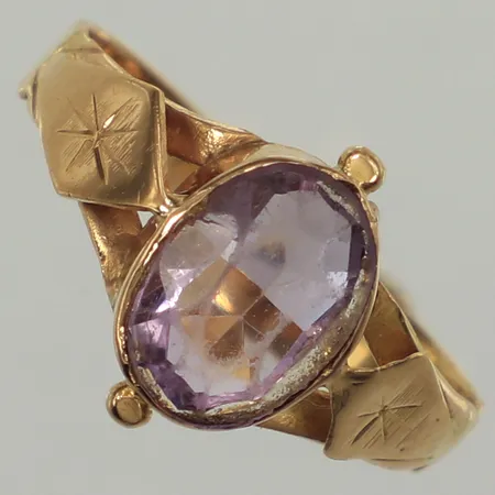 Ring, lila sten, slitna fasetter, stl 16½, bredd 2,8-11,2mm, 18K  Vikt: 1,8 g