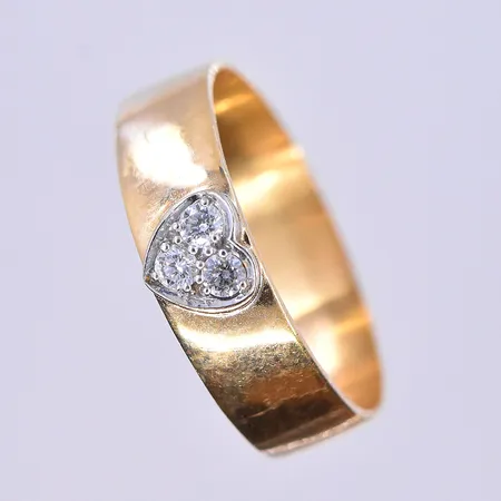 Ring med diamanter 3x0,03ct, stl 18½, bredd 5 mm, 18K. Vikt: 3,6 g