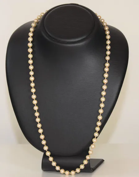 Pärlhalsband med syntetiska pärlor och silverlås 925/1000, längd 66 cm bredd 7 mm Vikt: 0 g